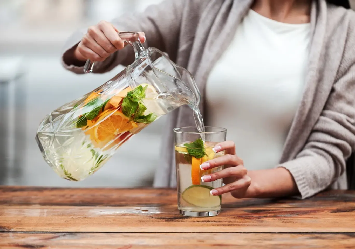 Leczenie alkoholizmu Konin: napój bezalkoholowy z owocami nalewany do szklanki