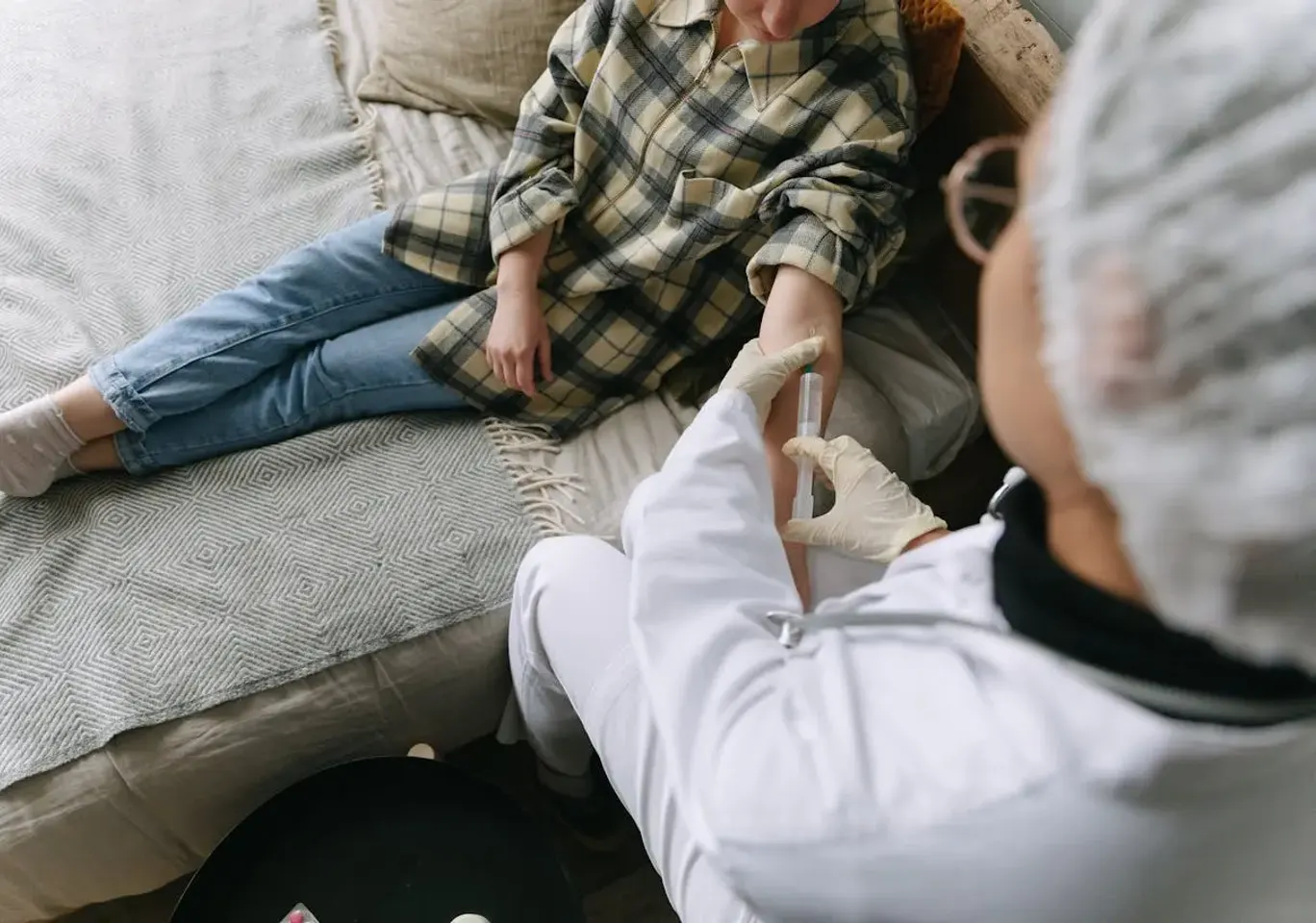 Konsultacja psychiatryczna Konin: rozmowa terapeutyczna na kanapie