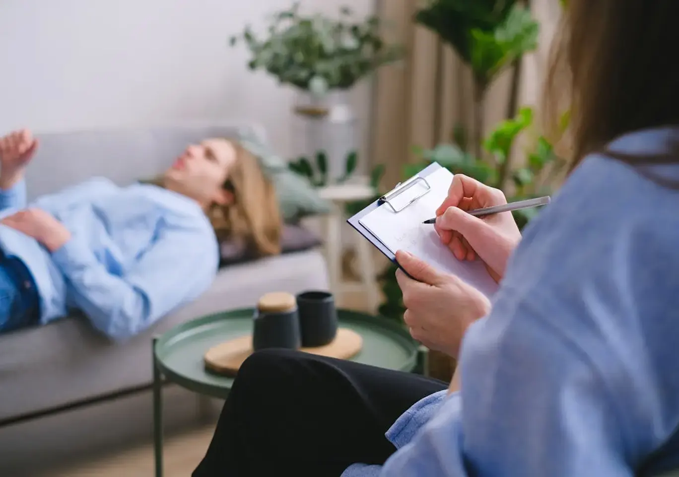 Terapia uzależnień Konin: sesja terapeutyczna na kozetce